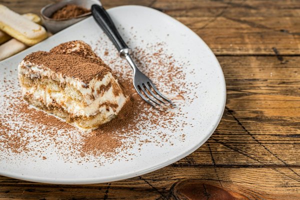 Qual è la ricetta per un tiramisù alle fragole senza uova e con savoiardi?